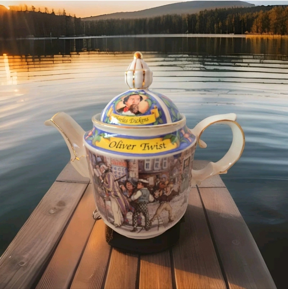 Vintage James Sadler Charles Dickens Oliver Twist Teapot Made In England EUC
